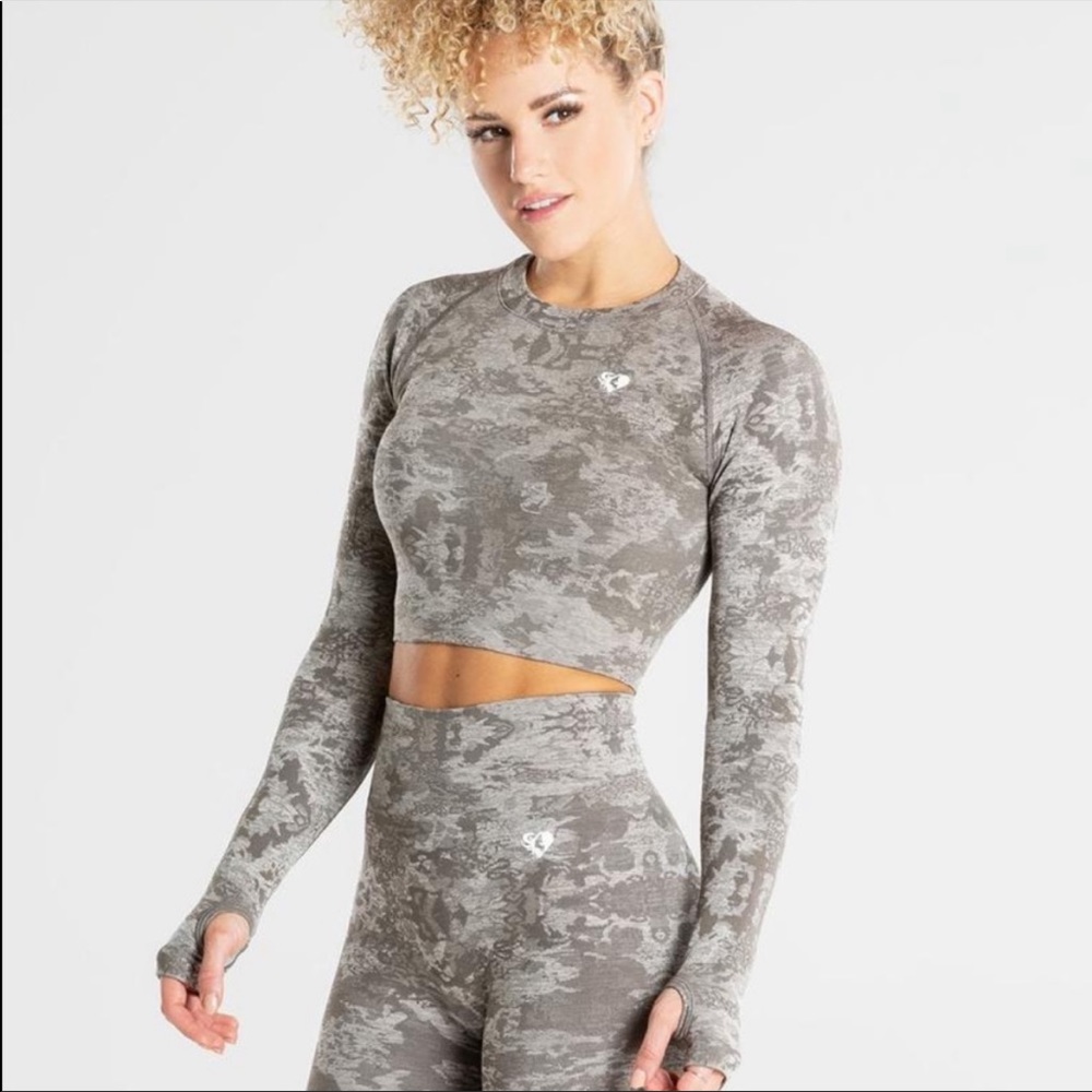 ✨NEW CAMO SET TOP + LEGGINGS ✨